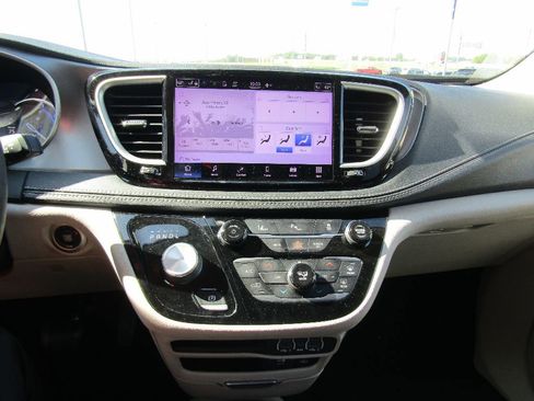 Used 2022 Chrysler Pacifica Touring-L image 10