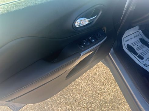 Used 2021 Jeep Cherokee Latitude Lux w/ Mopar Interior Package image 13