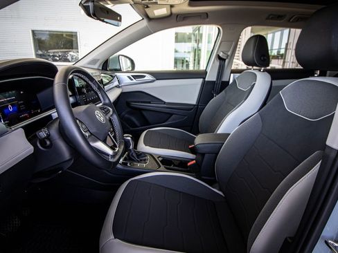 Certified 2025 Volkswagen Taos SE w/ Panoramic Sunroof Package FWD image 22