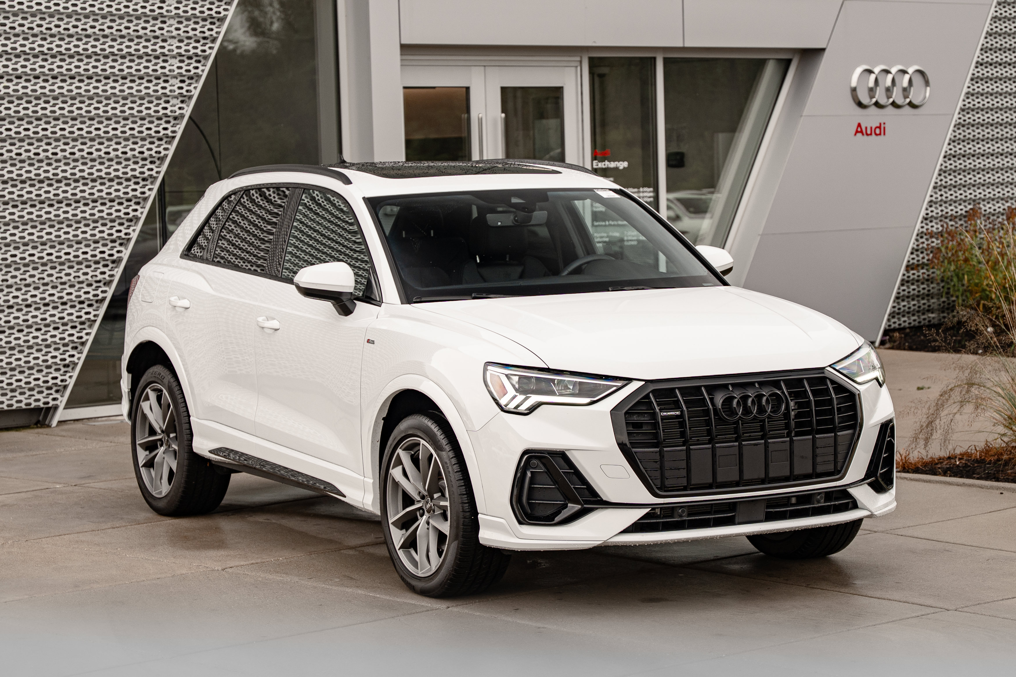 Used 2025 Audi Q3 2.0T Premium w/ Convenience Package AWD/4WD image 2