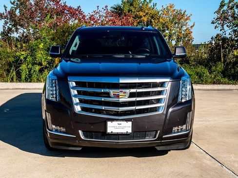Used 2018 Cadillac Escalade Luxury image 2