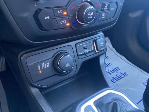 Used 2021 Jeep Renegade Latitude w/ Convenience Group AWD/4WD image 25