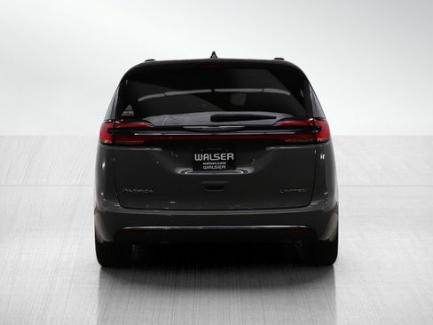 Used 2023 Chrysler Pacifica Limited FWD image 4