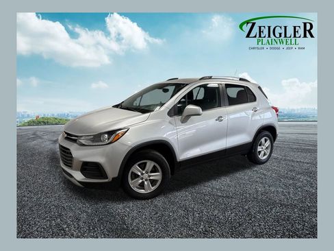 Used 2020 Chevrolet Trax LT w/ LT Convenience Package image 1