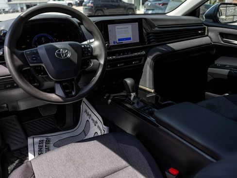 Used 2025 Toyota Camry LE AWD/4WD image 17