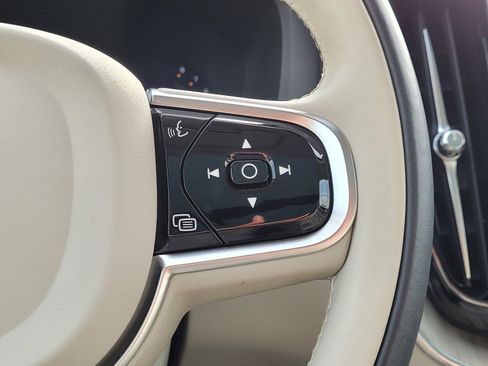 Certified 2023 Volvo XC60 B6 Ultimate w/ Climate Package image 20