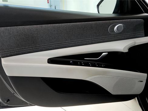 Used 2023 Hyundai Elantra Limited image 34