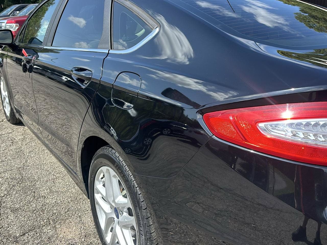 Used 2016 Ford Fusion SE FWD image 7