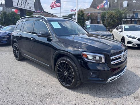 Used 2023 Mercedes-Benz GLB 250 4MATIC w/ Premium Package image 4