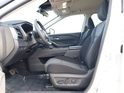 Used 2024 Nissan Rogue SV image 12