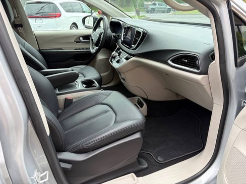 Used 2024 Chrysler Pacifica Touring-L FWD image 8