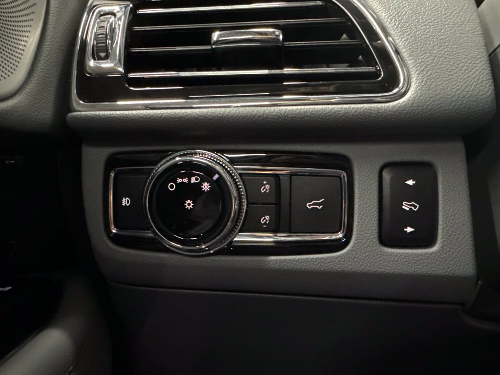 Used 2018 Lincoln Navigator Reserve w/ Technology Package AWD/4WD image 25