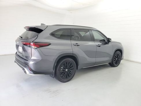 Used 2024 Toyota Highlander XSE FWD image 5