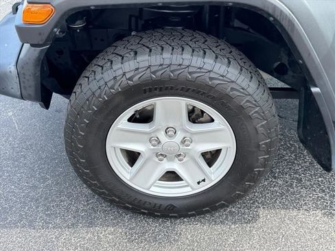 Used 2020 Jeep Gladiator Sport w/ Quick Order Package 24S AWD/4WD image 17