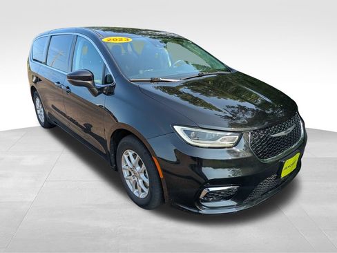 Used 2023 Chrysler Pacifica Touring-L FWD image 8