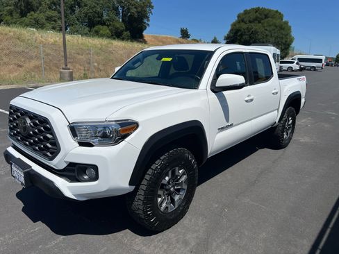 Certified 2023 Toyota Tacoma TRD Off-Road AWD/4WD image 5