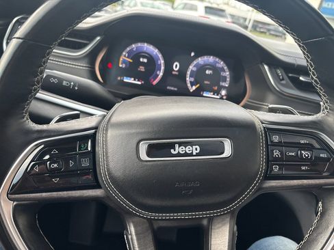 Used 2022 Jeep Grand Cherokee Overland w/ Luxury Tech Group IV AWD/4WD image 25