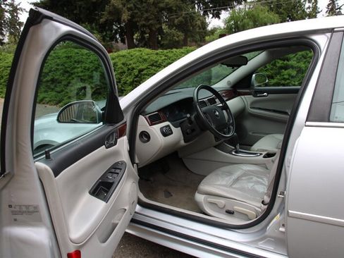 Used 2010 Chevrolet Impala LT w/ Luxury Edition Package FWD image 5