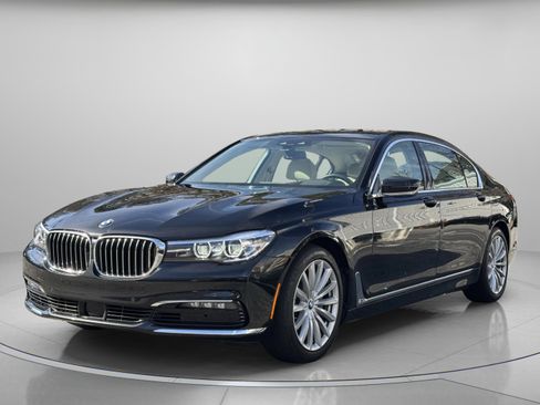 Used 2018 BMW 740i image 2