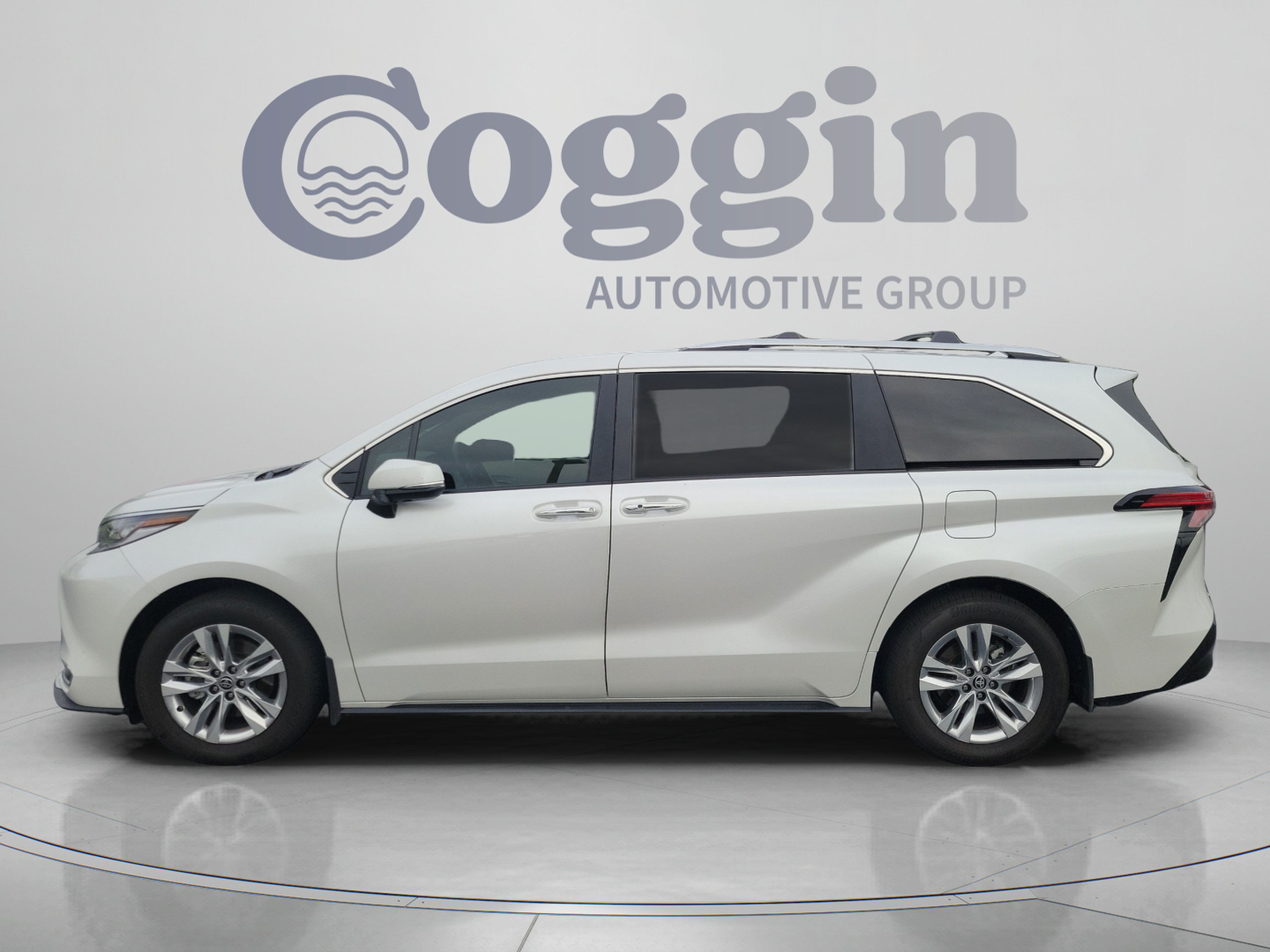 Certified 2025 Toyota Sienna Limited FWD image 2