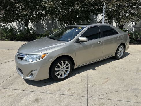 Used 2013 Toyota Camry XLE FWD image 3