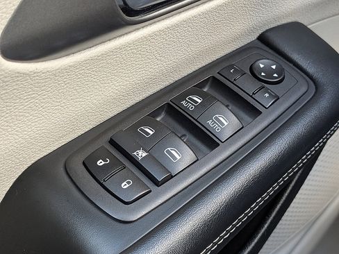 Used 2024 Chrysler Pacifica Touring-L FWD image 22