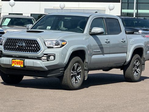 Used 2018 Toyota Tacoma TRD Sport AWD/4WD image 8