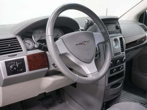 Used 2010 Chrysler Town & Country Touring image 9