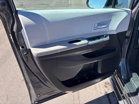 Used 2025 Toyota Sienna XLE FWD image 2