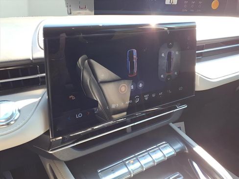 Used 2024 Lincoln Nautilus Premier image 11