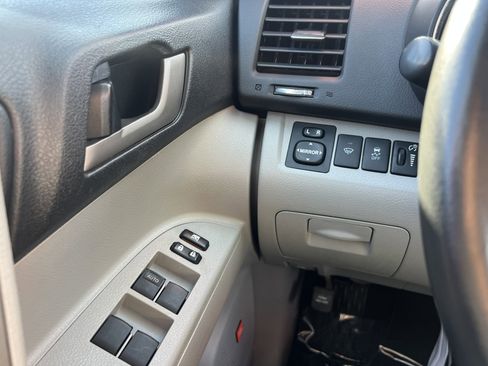 Used 2011 Toyota Highlander SE image 19