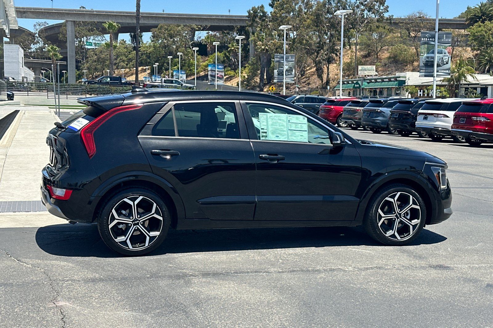 Used 2023 Kia Niro EX Touring FWD image 2
