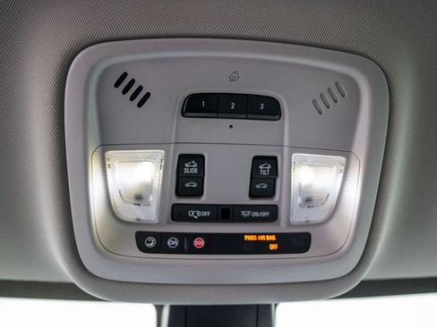 Used 2018 Chevrolet Traverse LT image 25