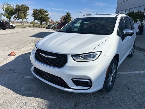 New 2026 Chrysler Pacifica Pinnacle w/ Trailer Tow Group image 11