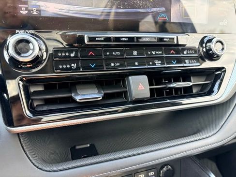 Used 2022 Toyota Highlander Platinum AWD/4WD image 32