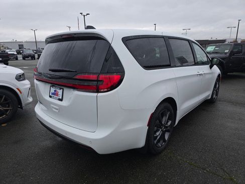 New 2026 Chrysler Pacifica Select image 3
