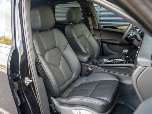 Certified 2026 Porsche Macan AWD/4WD image 33