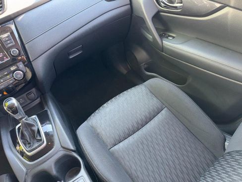 Used 2019 Nissan Rogue SV image 15