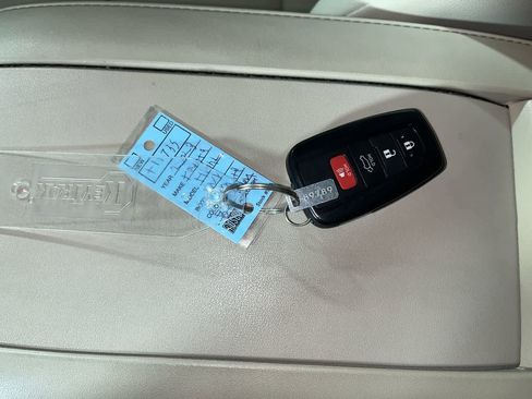 Used 2023 Toyota Highlander XLE AWD/4WD image 23