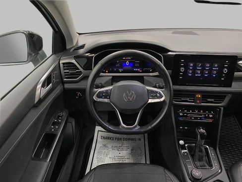 Certified 2025 Volkswagen Taos SE image 12