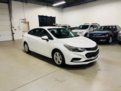 Used 2017 Chevrolet Cruze LT FWD image 4
