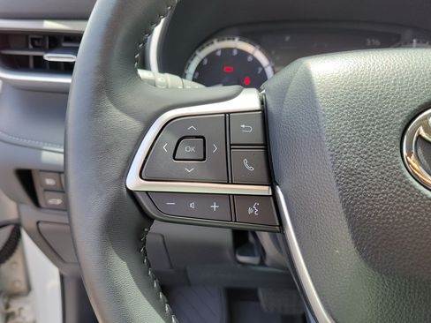 Used 2025 Toyota Highlander XLE AWD/4WD image 24