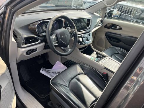Used 2023 Chrysler Pacifica Limited FWD image 23