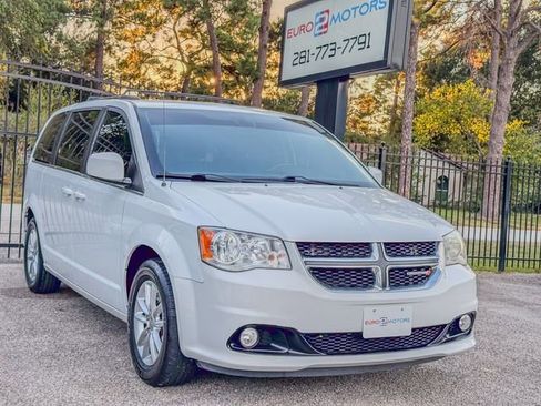 Used 2020 Dodge Grand Caravan SXT image 5