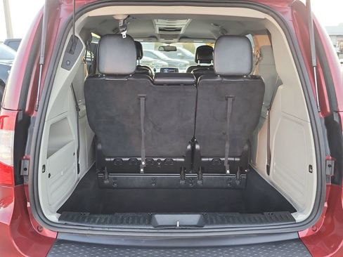 Used 2015 Chrysler Town & Country Touring image 8