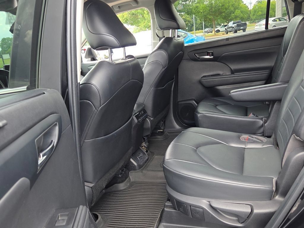 Used 2022 Toyota Highlander XLE FWD image 5