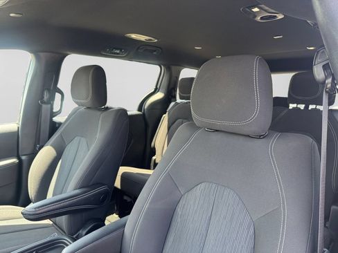 Used 2024 Chrysler Pacifica Touring FWD image 18
