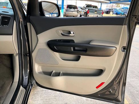 Used 2017 Kia Sedona LX image 22