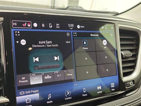 Used 2023 Chrysler Pacifica Touring-L image 28