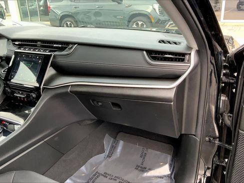 Used 2023 Jeep Grand Cherokee L Laredo image 16